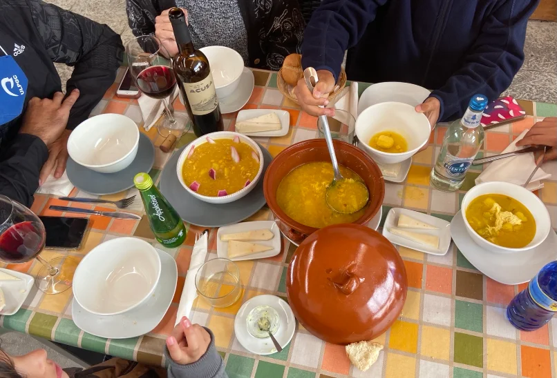 Manos mayores cocinando receta tradicional