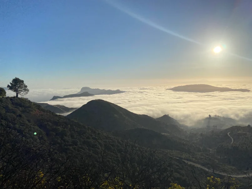 Atardecer sobre el mar de nubes desde un mirador