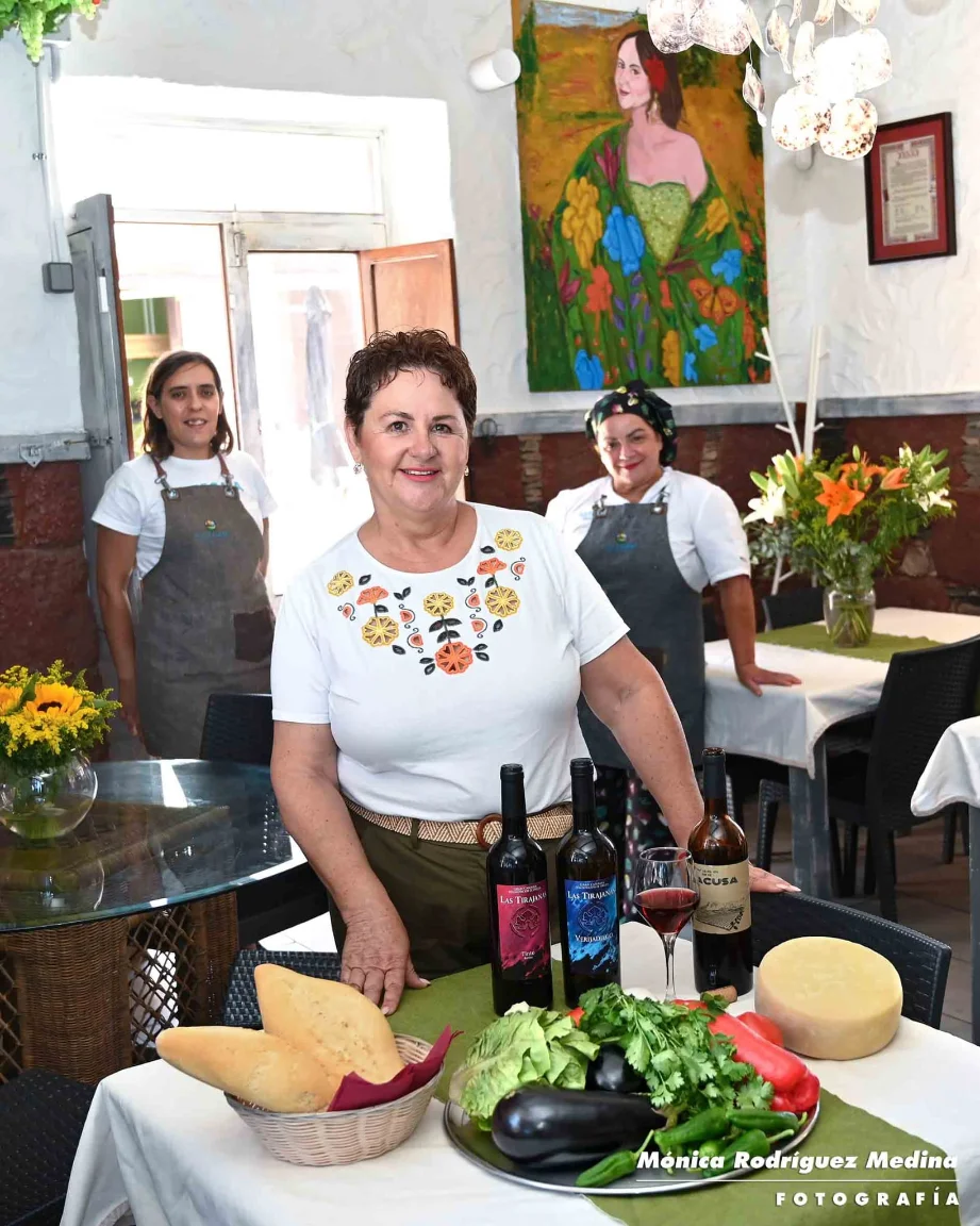La tienda-cueva original / manos amasando / el comedor lleno