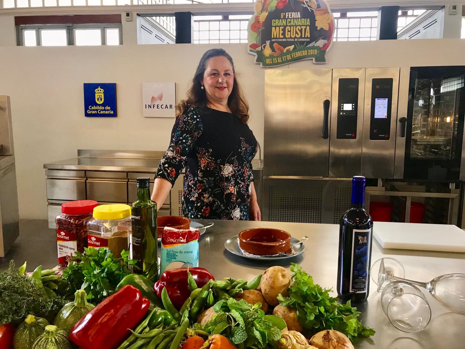 Retrato de Juana Teresa (Juanate) — cálido, mirando a cámara, en su cocina o en la plaza de Artenara