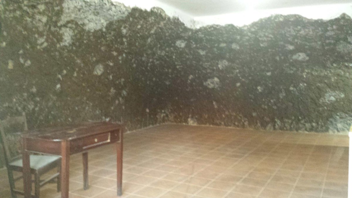 Una mesa olvidada en la esquina, con la roca ya a la vista