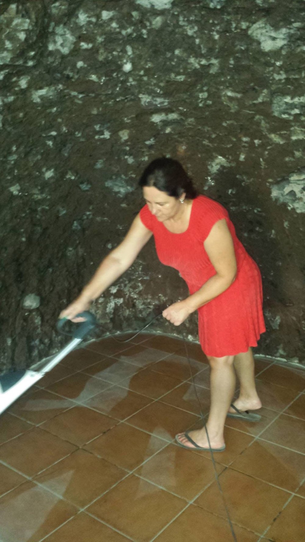 Trabajando la pared de roca a mano
