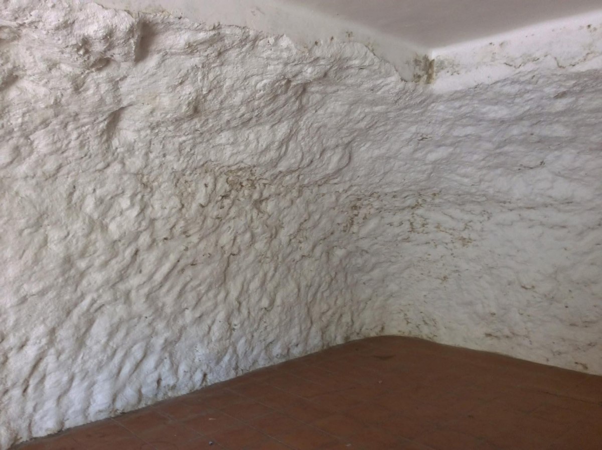 La pared blanqueada, antes de descubrir la roca