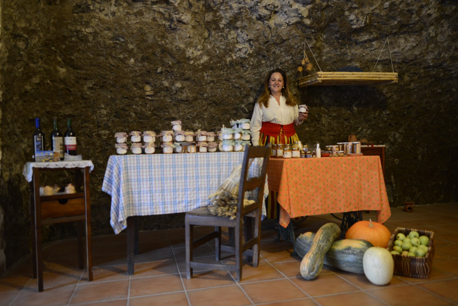 Juanate con la mesa de productos artesanos de Artenara