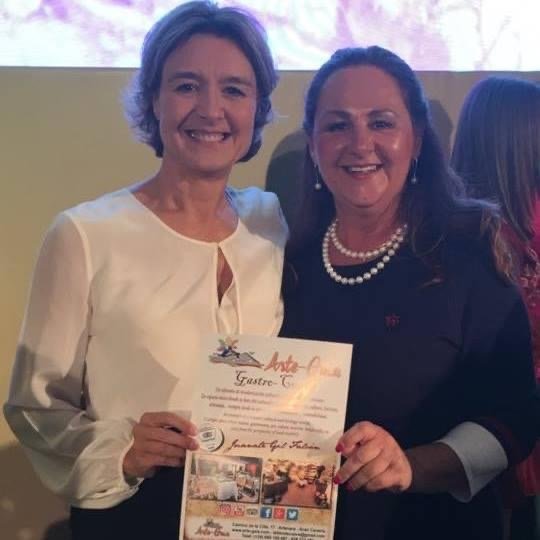 Juanate recibe el reconocimiento de mujer emprendedora en el medio rural, junto a la ministra Isabel García Tejerina