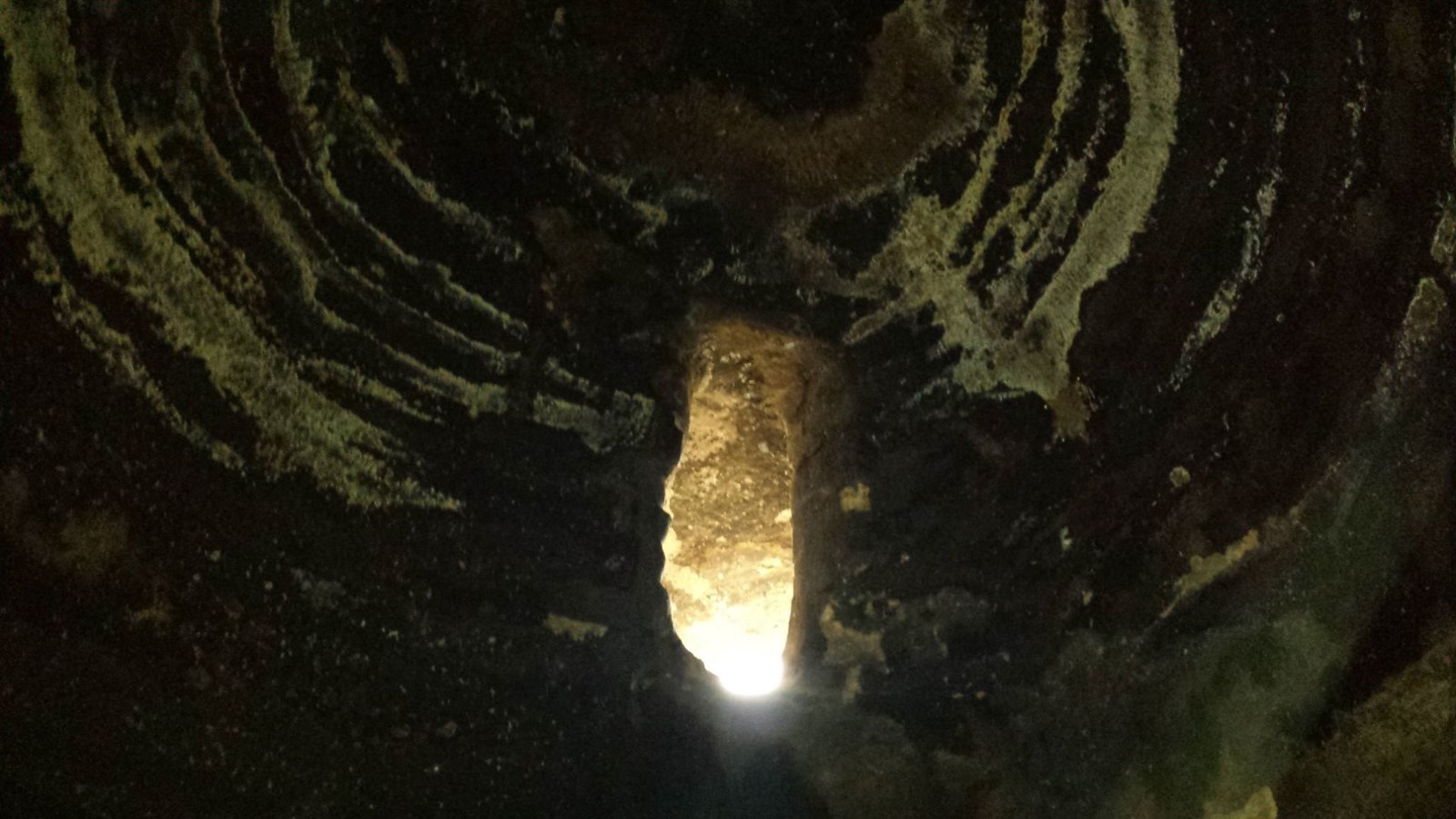 Interior de la cueva del templo astronómico de Risco Caído, con la luz entrando por la abertura