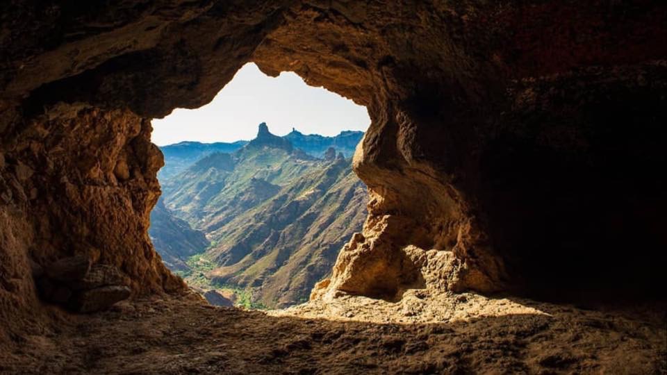 Vista desde una cueva mirador hacia el Roque Bentayga y la Caldera de Tejeda