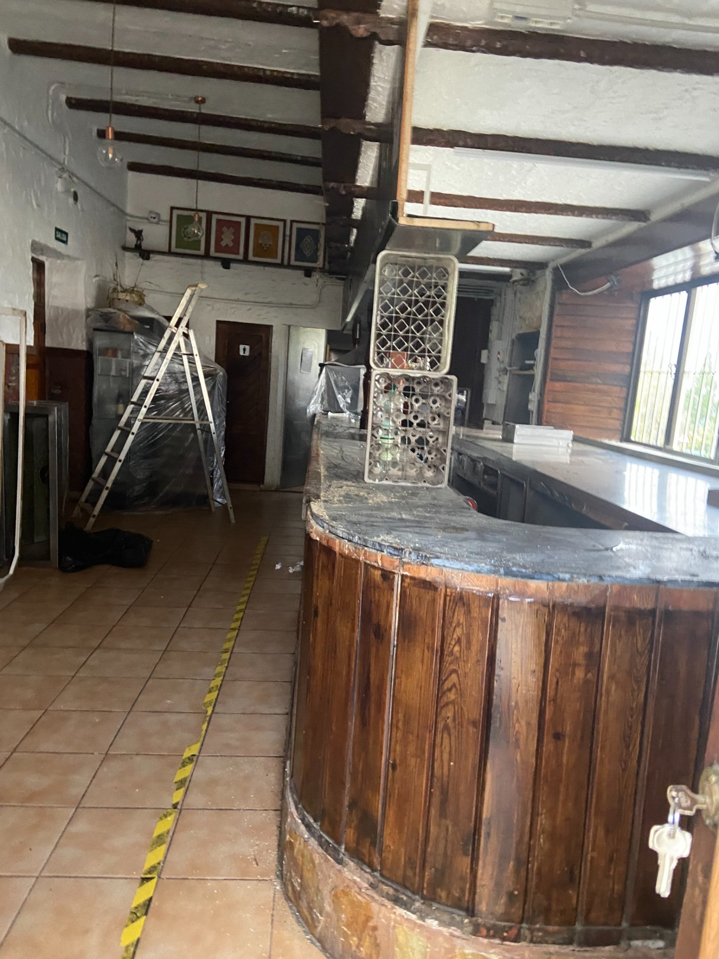 La barra original durante la reforma
